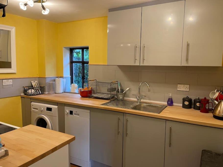Winforton Stylish 2-Bed Cottage With Secure Parking מראה חיצוני תמונה